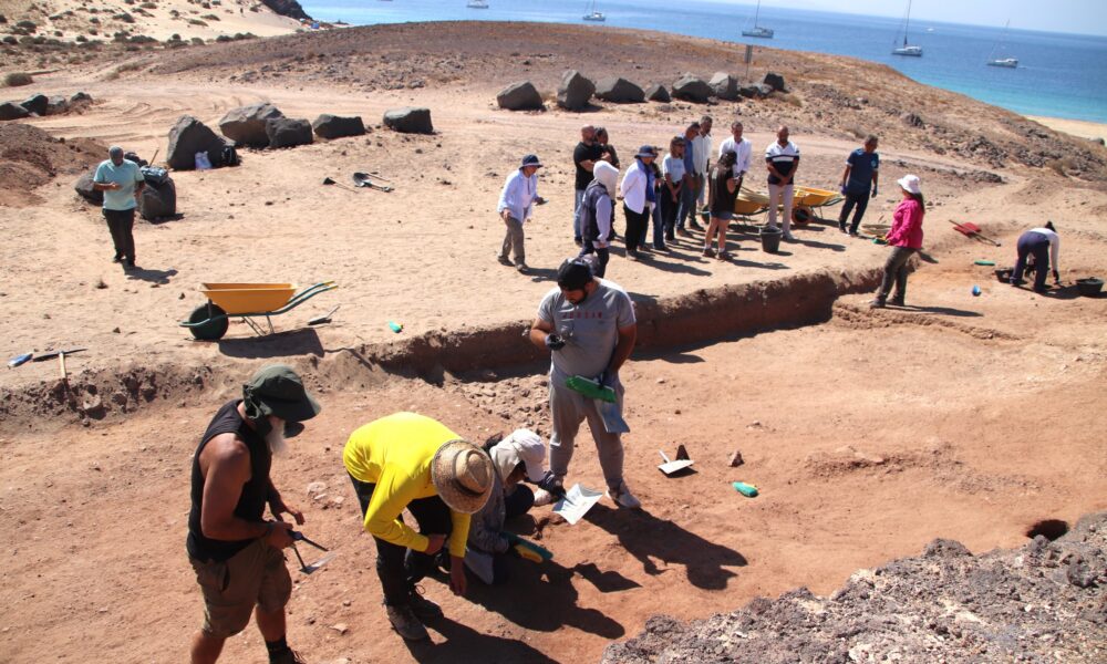 Trabajos de excavación arqueológica en el yacimiento de San Marcial del Rubicón en Lanzarote.