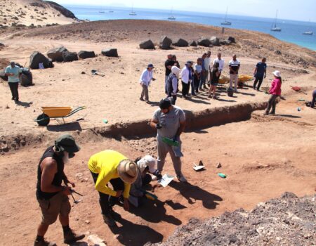 Trabajos de excavación arqueológica en el yacimiento de San Marcial del Rubicón en Lanzarote.