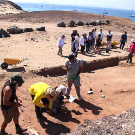 Trabajos de excavación arqueológica en el yacimiento de San Marcial del Rubicón en Lanzarote.