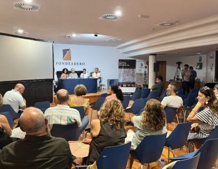 Asistentes a las I Jornadas de Patrimonio Histórico de Tías en El Fondeadero.