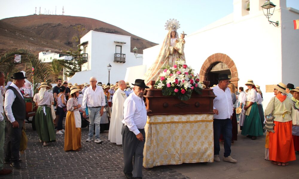 Procesión de la Virgen del Rosario durante las fiestas de Femés 2026.