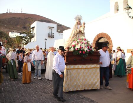 Procesión de la Virgen del Rosario durante las fiestas de Femés 2026.