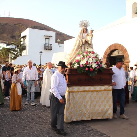 Procesión de la Virgen del Rosario durante las fiestas de Femés 2026.
