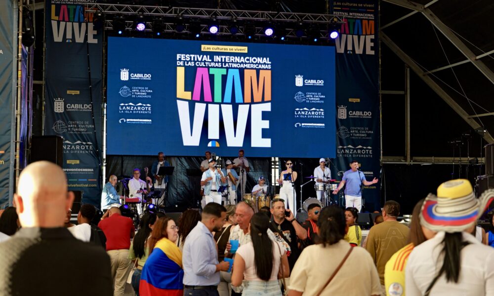 Público multitudinario celebrando durante el cierre de LATAM VIVE en Lanzarote.