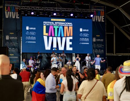 Público multitudinario celebrando durante el cierre de LATAM VIVE en Lanzarote.