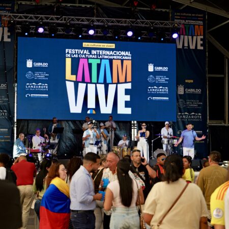 Público multitudinario celebrando durante el cierre de LATAM VIVE en Lanzarote.