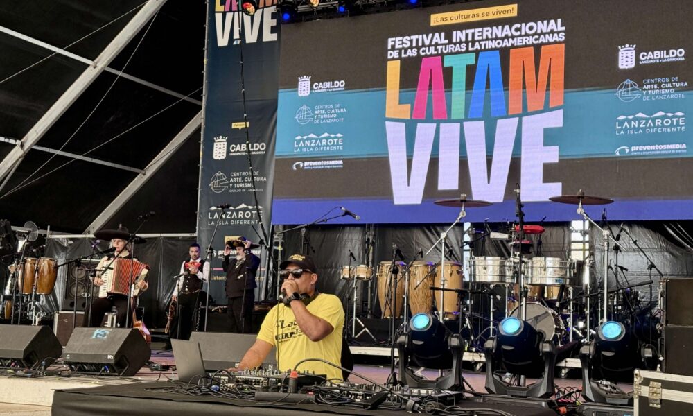 Público multitudinario disfrutando del festival LATAM VIVE en Lanzarote.