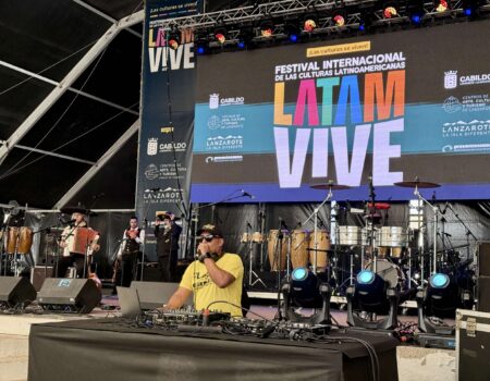 Público multitudinario disfrutando del festival LATAM VIVE en Lanzarote.