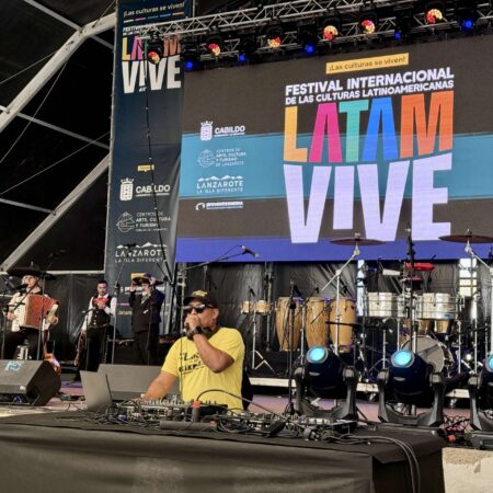 Público multitudinario disfrutando del festival LATAM VIVE en Lanzarote.
