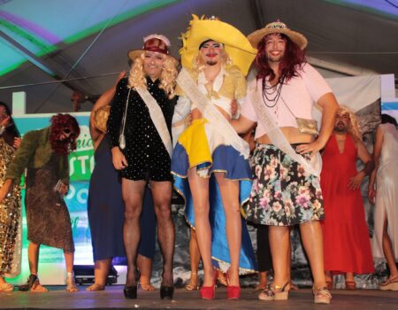Participantes del certamen satírico Los Misses durante la Gala de la Pardela en El Golfo.