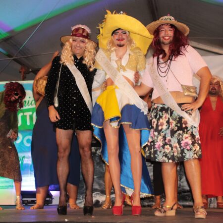 Participantes del certamen satírico Los Misses durante la Gala de la Pardela en El Golfo.