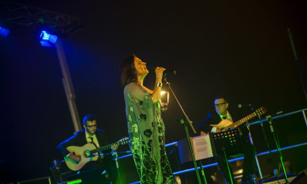 Artistas actuando durante el concierto de Olga Cerpa y Mestisay.