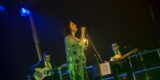 Artistas actuando durante el concierto de Olga Cerpa y Mestisay.