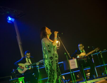 Artistas actuando durante el concierto de Olga Cerpa y Mestisay.