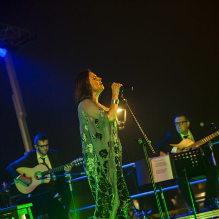 Artistas actuando durante el concierto de Olga Cerpa y Mestisay.