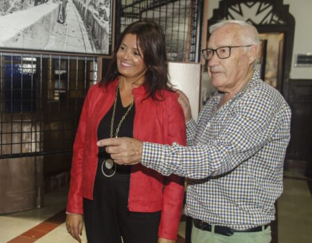 Francisco Hernández recibiendo el nombramiento de Hijo Predilecto de Teguise.