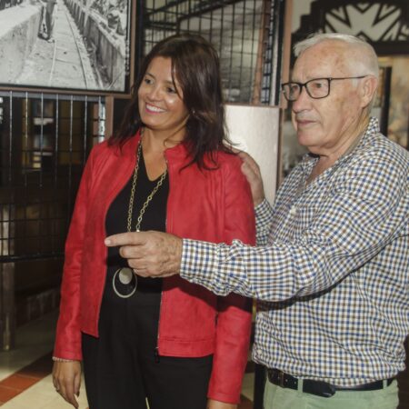 Francisco Hernández recibiendo el nombramiento de Hijo Predilecto de Teguise.