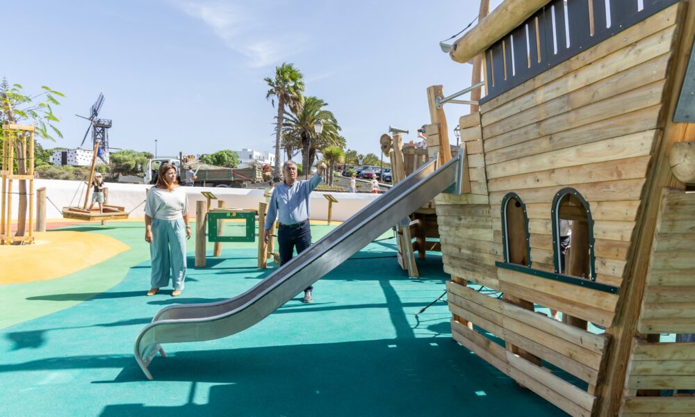 Nuevos juegos en el renovado parque infantil de La Mareta en Teguise.