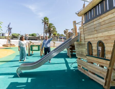 Nuevos juegos en el renovado parque infantil de La Mareta en Teguise.