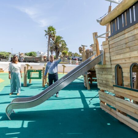 Nuevos juegos en el renovado parque infantil de La Mareta en Teguise.