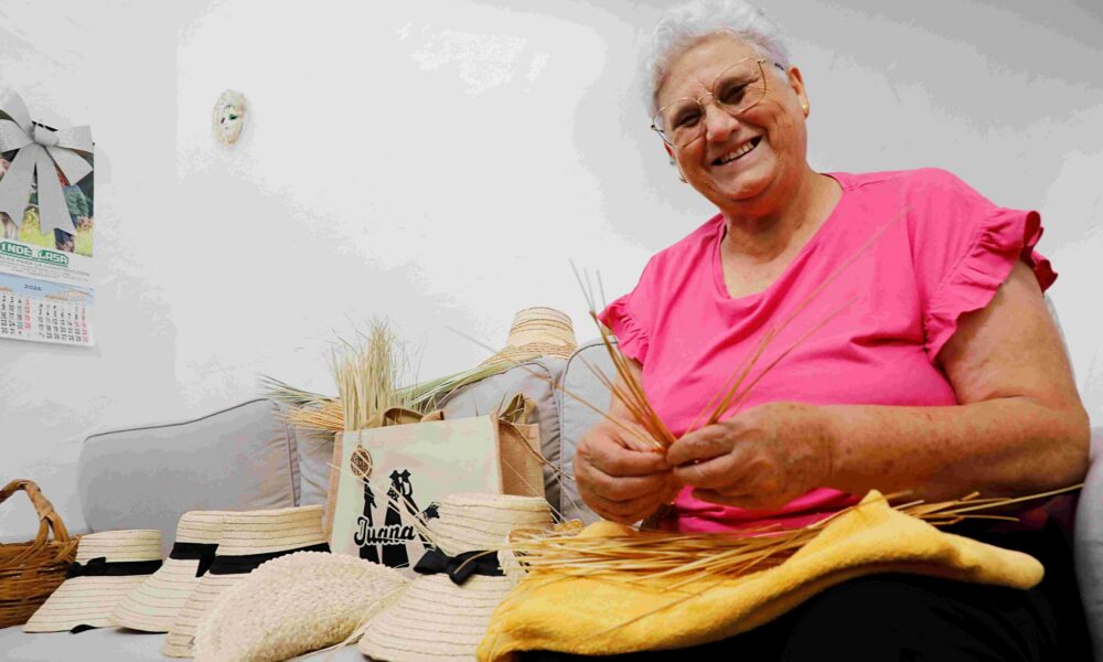 Juana María Mosegue posando como Mujer Rural de Tías 2026