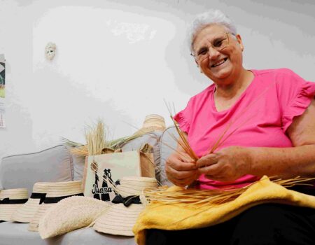 Juana María Mosegue posando como Mujer Rural de Tías 2026