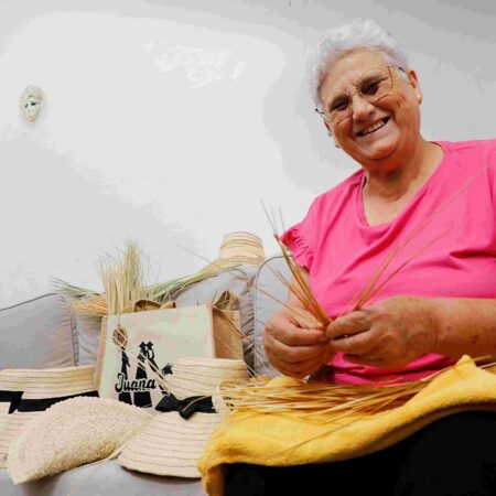Juana María Mosegue posando como Mujer Rural de Tías 2026