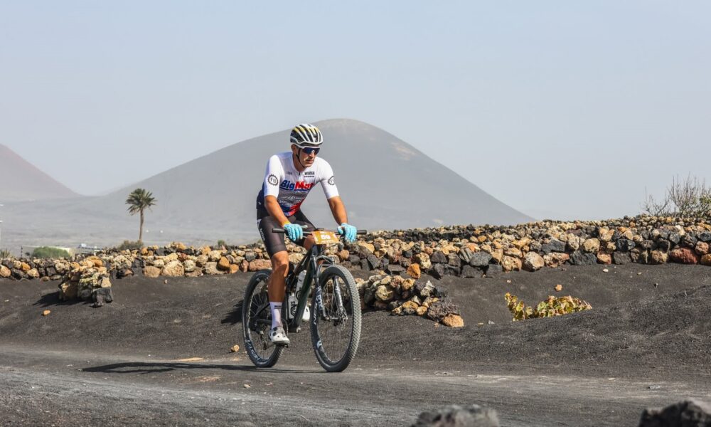 Ciclistas compitiendo durante la carrera Yaiza Extremo Sur.