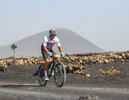 Ciclistas compitiendo durante la carrera Yaiza Extremo Sur.