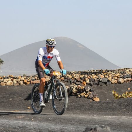 Ciclistas compitiendo durante la carrera Yaiza Extremo Sur.