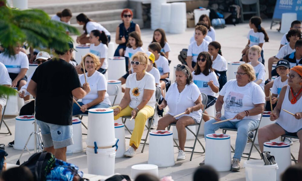 Artistas actuando al aire libre durante el festival Heart 2026.
