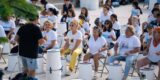 Artistas actuando al aire libre durante el festival Heart 2026.
