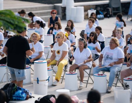 Artistas actuando al aire libre durante el festival Heart 2026.