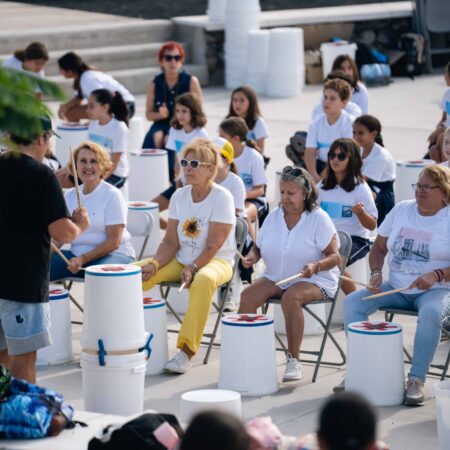Artistas actuando al aire libre durante el festival Heart 2026.