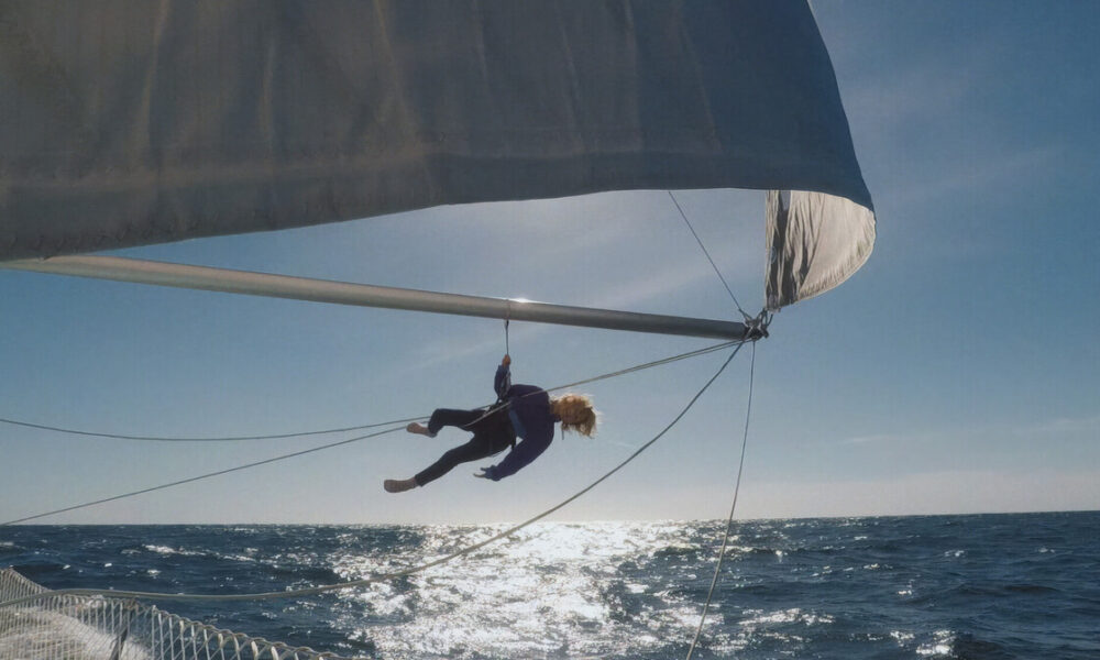 Kitesurfista navegando durante el International Ocean Film Tour en Lanzarote.