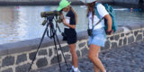 Participantes en la jornada de avistamiento de aves en Arrecife observando especies marinas en los bajíos.
